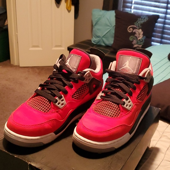 Jordan 4s TOROS - Picture 2 of 3